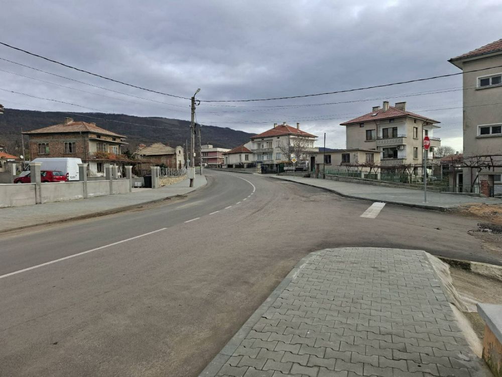 Община Айтос продължава обновяването на улици и тротоари по селската пътна мрежа 