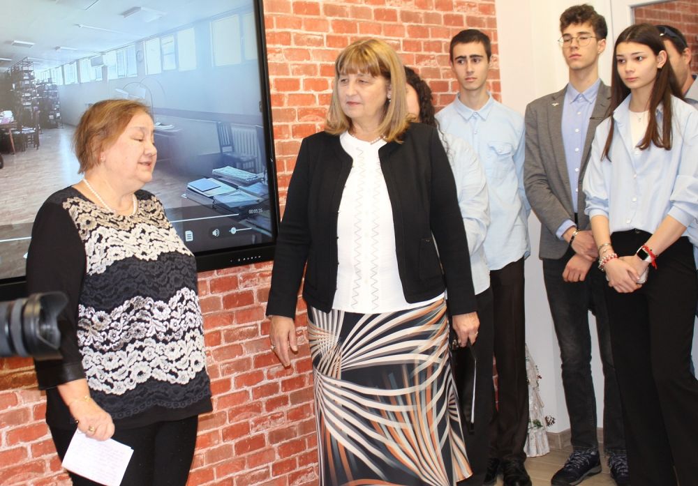 В Бургас бивши ученици създадоха литературен кабинет в памет на своя директор