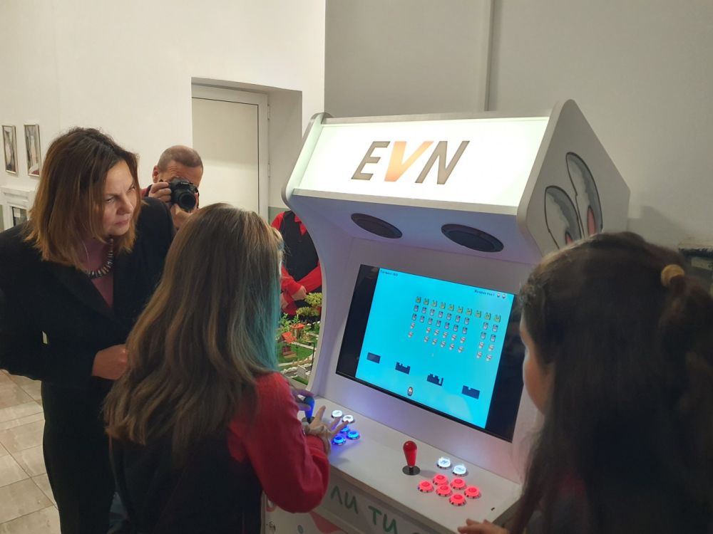 ЕVN България дари аркадна конзола с образователни игри на ОУ „Любен Каравелов“ Бургас