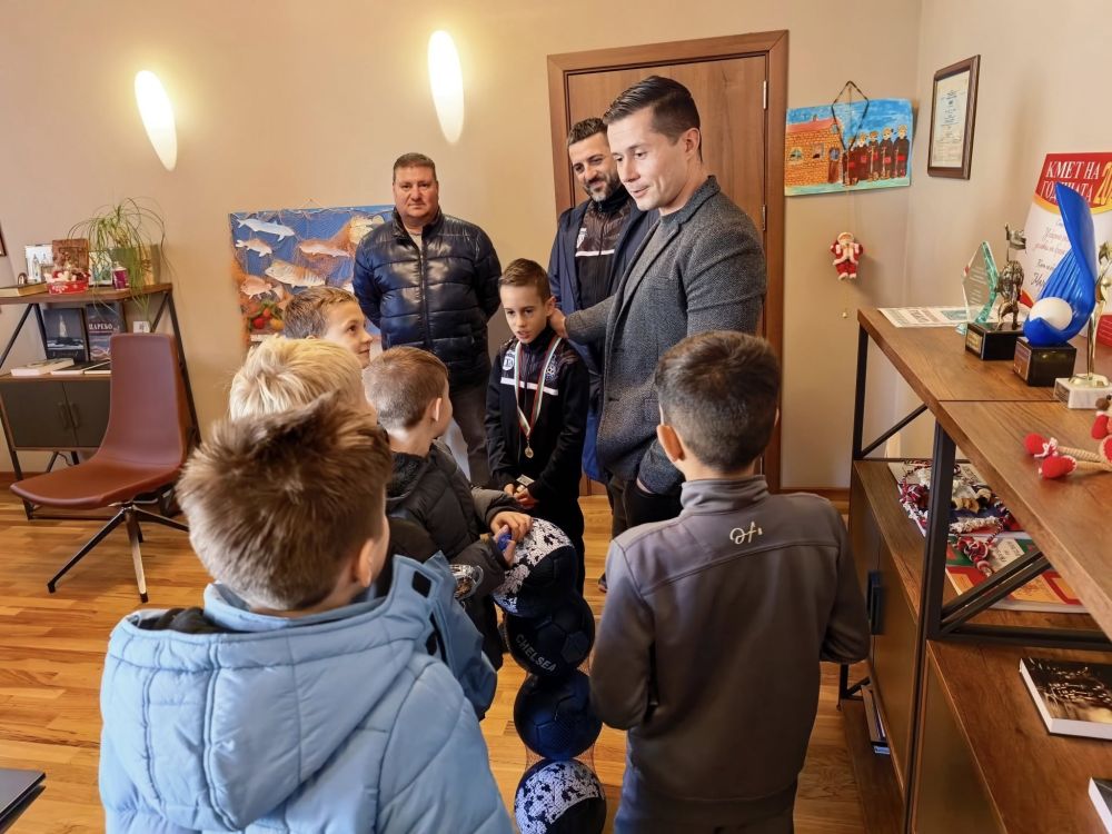 Младите таланти на ФК „Странджанец“ – Царево на среща с кмета Марин Киров