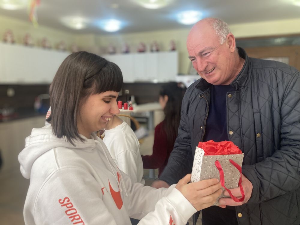 Председателят на Общински съвет – Созопол Станимир Андонов зарадва деца и младежи от центъра за настаняване в село Атия