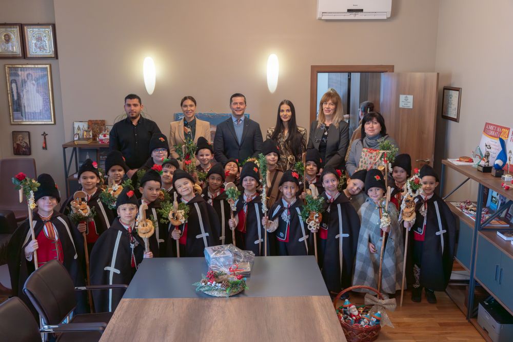 Коледни благословии огласиха сградата на община Царево