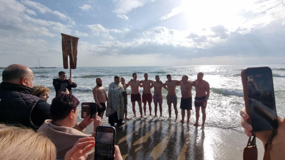 Младеж от София извади Светия кръст на Богоявление в Свети Влас