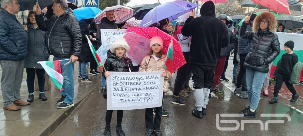 Жители на Сарафово излязоха на протест срещу липсата на отговорност от местната администрация