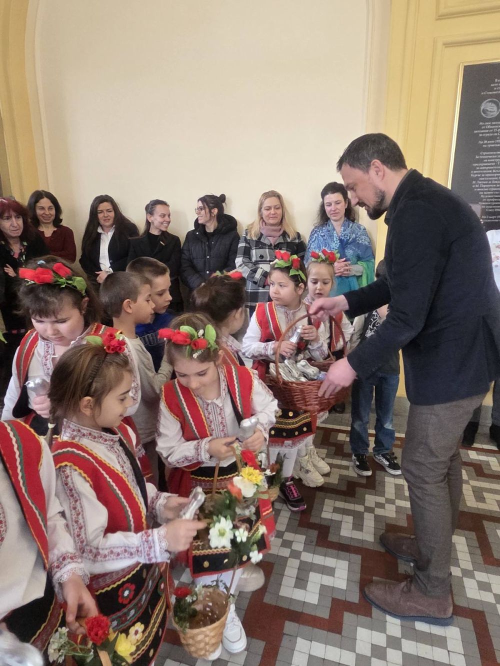 Лазарки наричаха за здраве в Областна администрация Бургас