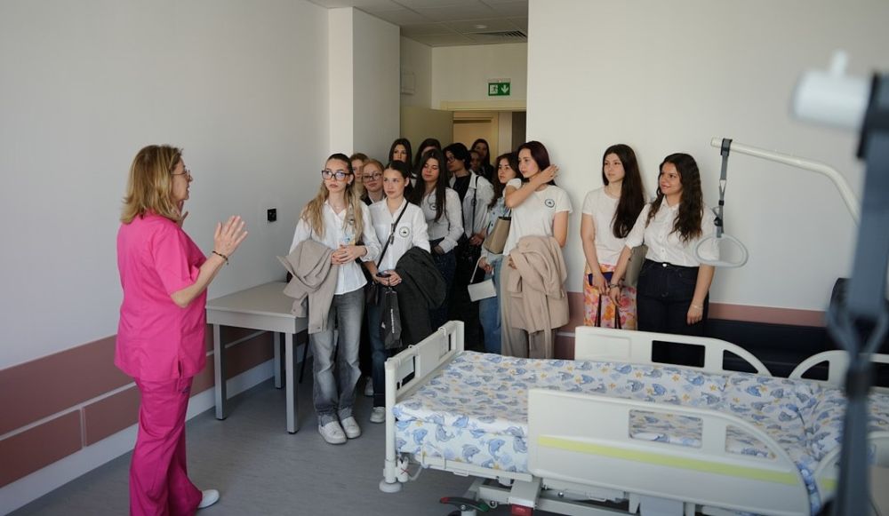 600 млади бургазлии разгледаха новата Детска болница и откриха колко е различна