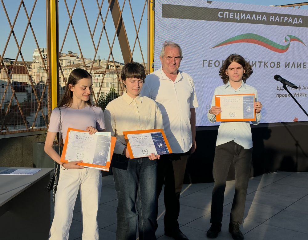 Центърът за върхови постижения „УНИТе“ отличи изявени ученици на ППМГ „Акад. Никола Обрешков“