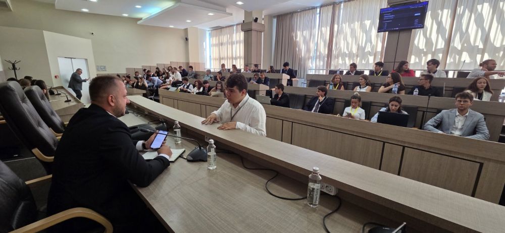 Заместник областният управител Георги Маджаров влезе в ролята на председател на Народното събрание в ученически проект