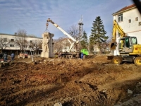 Скандал в Царево! Емблематичният паметник Родина изчезна от центъра на града