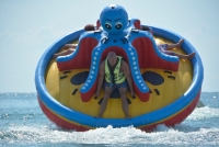 Туристи летят с гигантски октопод на плажа в Слънчев бряг 