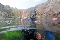 Водолазът Найден Недев събира боклуци от пристанището в Созопол