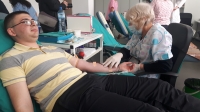 Абитуриенти отпразнуваха завършването си с колективно кръводаряване