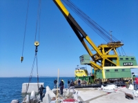 Пристигна кранът, който ще разшири пристана на остров Света Анастасия