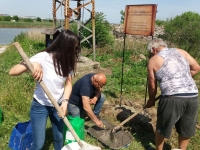 Активисти на НФСБ обозначиха с табела кулата на Бургас