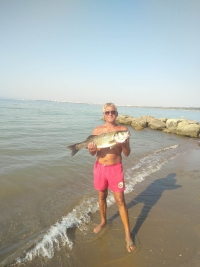 Спасител в Сарафово улови рядка риба с голи ръце