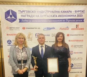 Университет „Проф. д-р Асен Златаров“ с „ИКАР“ за цялостен принос в образователните и научни политики