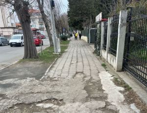 Изграждат нови тротоари на главната улица в кв. Сарафово 