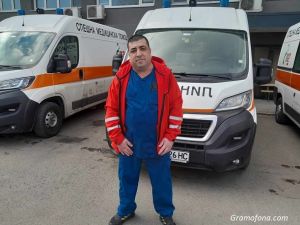 Парамедик изроди бебе в линейка на път за болницата в Бургас