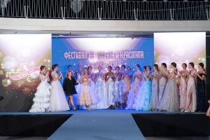 Претендентките за титлата Мисис Бургас 2024 г заблестяват в официалните рокли на модна къща „Тонена“