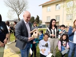 Тихомир Янакиев и децата от ДГ „Делфинче“ в Черноморец засадиха дървета в Седмицата на гората