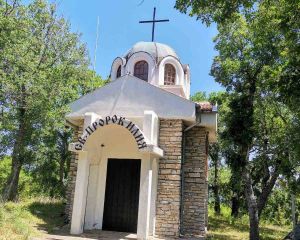 Художник от Бургас дари надпис на параклиса „Св. Пророк Илия“ преди „Мистериите на Хухла-2025“