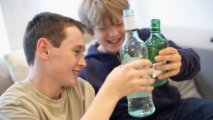 Все повече деца в Бургас пият твърд алкохол