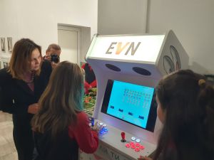 ЕVN България дари аркадна конзола с образователни игри на ОУ „Любен Каравелов“ Бургас