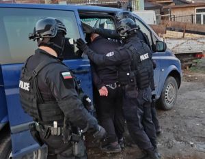 Задържаха евангелски пастор и още хора за купуване на гласове в кв. „Горно Езерово“