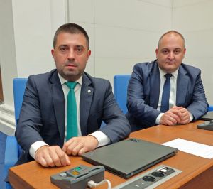 „Възраждане“ със сигнал за полицейски произвол в Средец: кой се опитва да спре референдума срещу изграждането на лагер за мигранти?