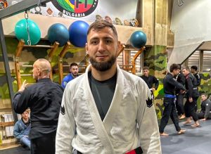 Боецът на BRAVE Антон Янчев защити черен колан по BJJ