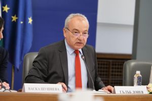Гълъб Донев: Властта и администрацията няма да си увеличават заплатите автоматично 