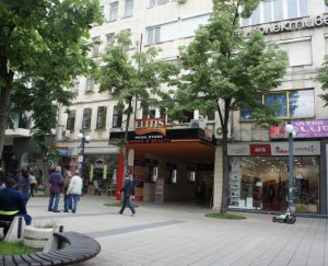 Строителна техника и камиони ще се движат по пешеходната улица „Богориди“ докато съборят кино „Септември“ в Бургас