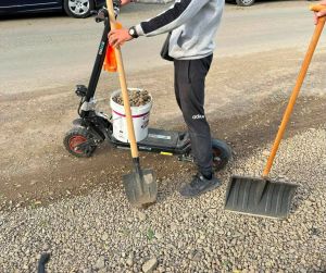 Хората в квартал „Сарафово“ вече сами си заравят дупките по главната улица