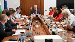 Работещите на минимална заплата ще получават по-малко пари по новата формула на „Прогресивна България“